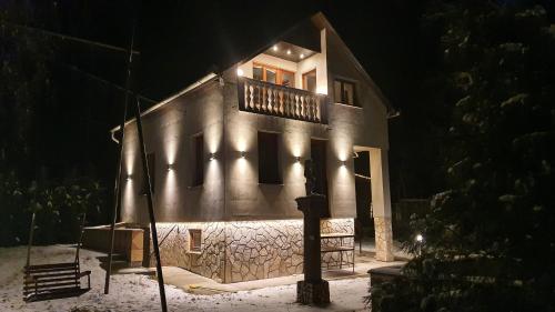 Hill View Holiday House nearby Budapest with AC & Pool