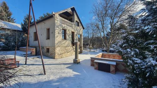 Hill View Holiday House nearby Budapest with AC & Pool