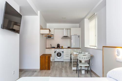 Kitchen, Estudios en Plaza Cabo da Vila centro Muxia in Muxia