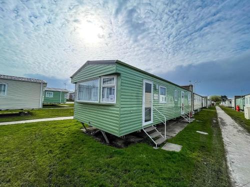 Great 6 Berth Caravan Nearby The Beach In Walton-on-the-naze Ref 17094p