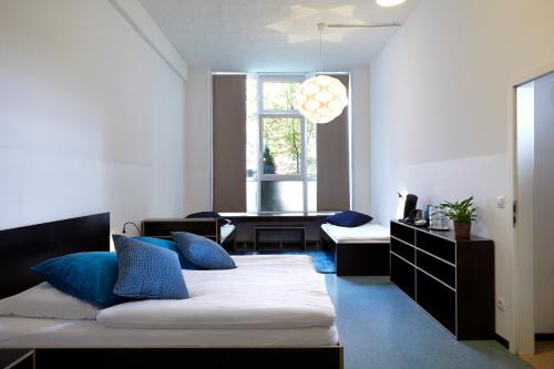 room detail thumbnail 2