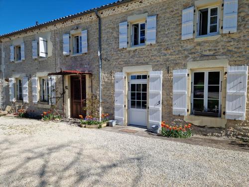ESCALE AU CLOS SAINT MARTIN DE JUILLERS Gîtes et Chambres d'hôtes gîte à louer Cherbonnières