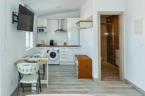 Kitchen, Estudios en Plaza Cabo da Vila centro Muxia in Muxia