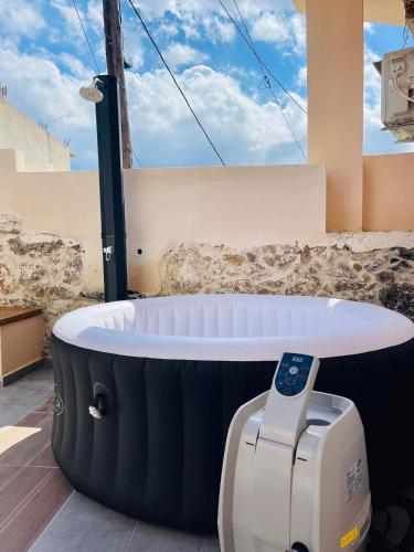 Hot tub, Luxury Villa Nipiditos est 1912 in Arkalochori