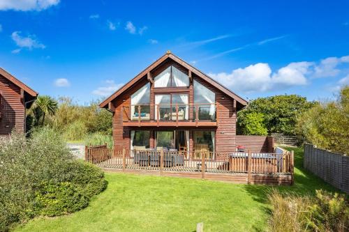 Skylark sleeps 8 private Hot Tub & Dogs welcome Nr Padstow, Resort Pool Bar & Watersports