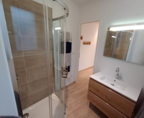 Bathroom, Cottage neuf - Foret de Troncais in Cerilly