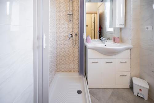 1 queen bed, 1 bunk bed