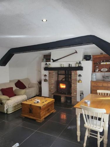 Eddie's Thatched Roadside Cottage in Inishowen