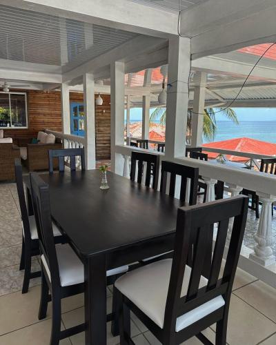 Restoran, Los Delfines Hotel & Dive Center in Little Corn Island