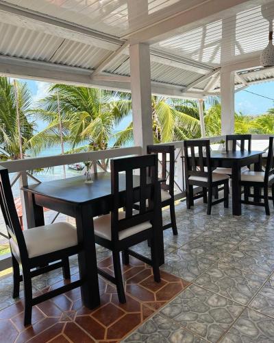 Restoran, Los Delfines Hotel & Dive Center in Little Corn Island