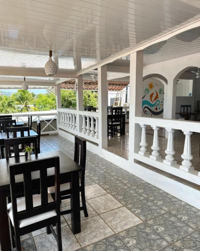 Restoran, Los Delfines Hotel & Dive Center in Little Corn Island