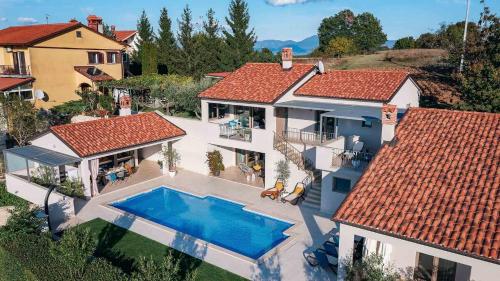 A stunning villa with a swimming pool in Lindar near Pazin, Lindar
