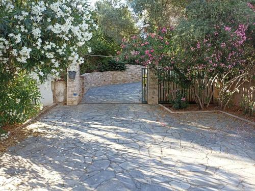 Beautiful 2-Bed House in Saronida