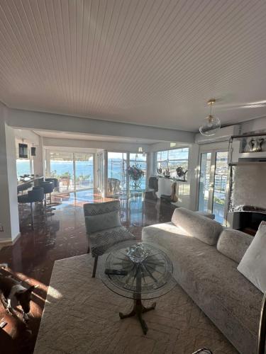 Luxurious 2-Bed Sea-side Apartment in Saronida