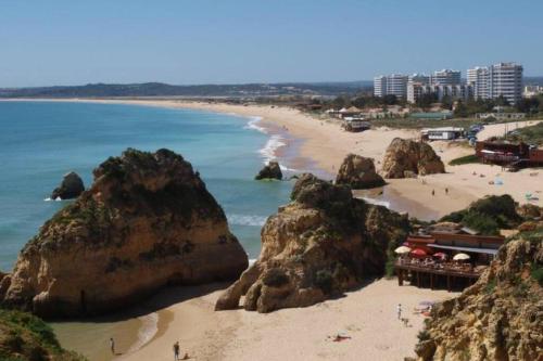 Spacious Portuguese flat with pool next to beach in ตอรัลตา