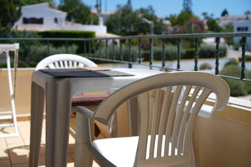 Spacious Portuguese flat with pool next to beach in ตอรัลตา