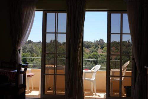 Spacious Portuguese flat with pool next to beach in ตอรัลตา