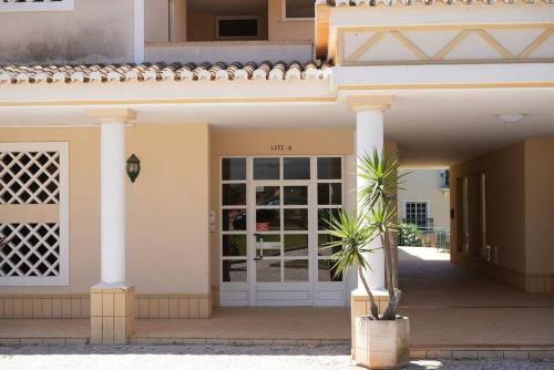 Spacious Portuguese flat with pool next to beach in ตอรัลตา