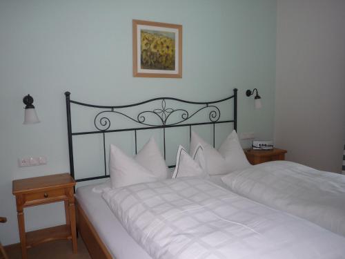 One-Bedroom Apartment with Kitchenette - First Floor image 3