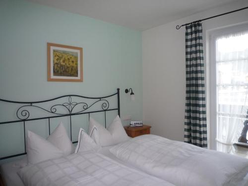 One-Bedroom Apartment with Kitchenette - First Floor image 4