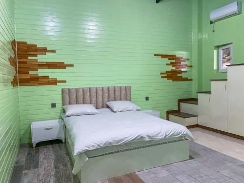 1 king bed, 1 twin bed