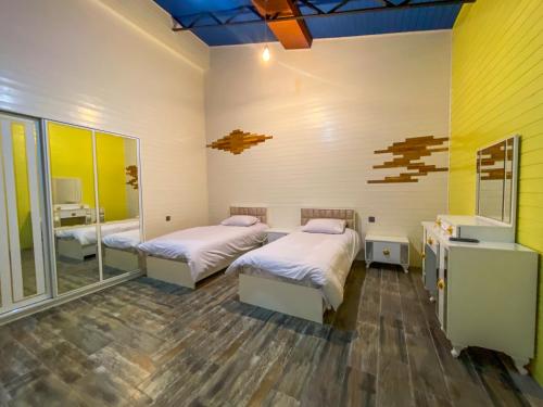 2 twin beds