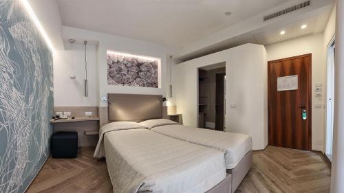 Superior Twin Room with Garden View image 4