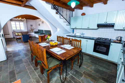 Konyha, Villa Clarissa & Carmel View in Pomos