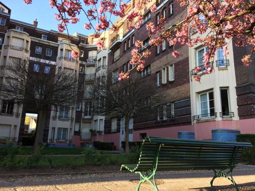 Hotelli välisilme, Studio lumineux avec petite terrasse in Chaville