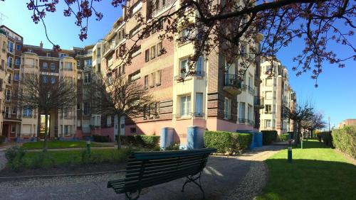 Hotelli välisilme, Studio lumineux avec petite terrasse in Chaville