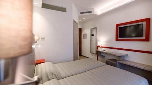 Superior Twin Room with City View image 4