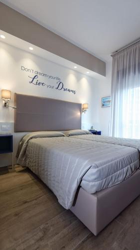 Superior Twin Room with City View image 5