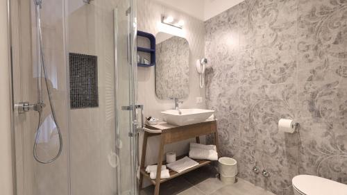 Superior Twin Room with City View image 8