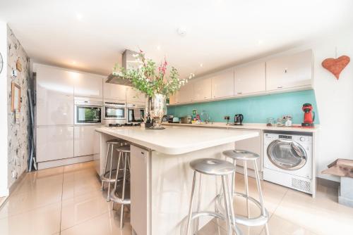Cocina, 6 bedrooms beautiful home 3 bathrooms, quiet location with garden near Legoland Windsor Heathrow in Maidenhead