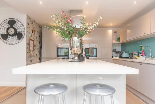 Cocina, 6 bedrooms beautiful home 3 bathrooms, quiet location with garden near Legoland Windsor Heathrow in Maidenhead