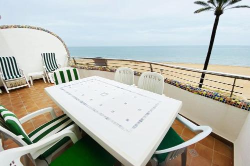 Apartamento en primera línea de playa con piscina y garaje gratuito