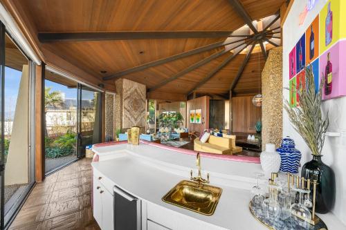 Facilities, Via Vallarta in Encino