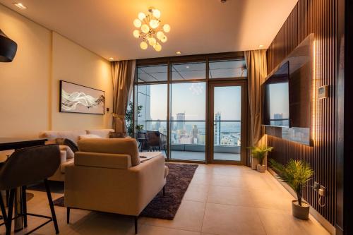 Luxury 1 BR APT in City Center w/ City + Sea Views