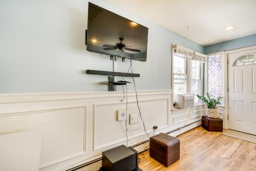 New Jersey Abode - Near Theme Parks, Walk to Beach in Keansburg, USA