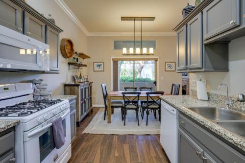 Las Vegas Condo Rental with Pool Access!, Las Vegas (photo 5)