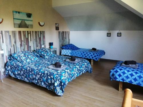 1 queen bed, 3 twin beds