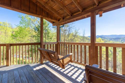 Sweet Surrender, 1 Bedroom, Hot Tub, WiFi, Sleeps 2 in Gatlinburg, USA