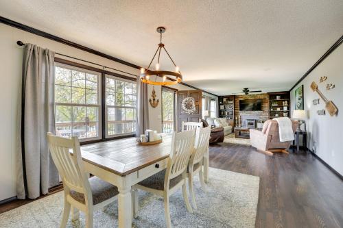 Charming Shell Knob Home 16 Mi to Dogwood Canyon! in Shell Knob, USA
