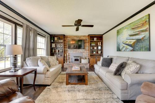 Charming Shell Knob Home 16 Mi to Dogwood Canyon! in Shell Knob, USA