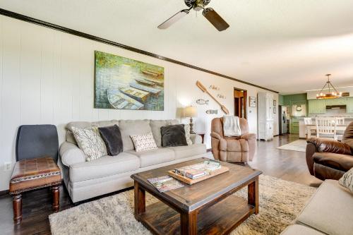 Charming Shell Knob Home 16 Mi to Dogwood Canyon! in Shell Knob, USA