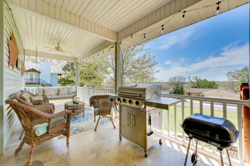 Charming Shell Knob Home 16 Mi to Dogwood Canyon! in Shell Knob, USA