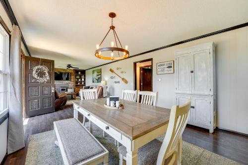 Charming Shell Knob Home 16 Mi to Dogwood Canyon! in Shell Knob, USA