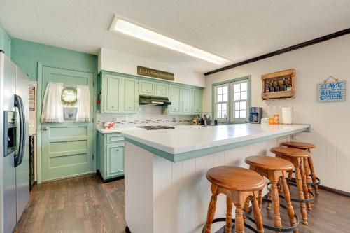Charming Shell Knob Home 16 Mi to Dogwood Canyon! in Shell Knob, USA