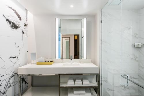 Corner King Room