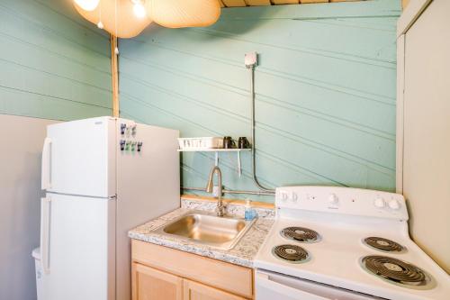Pet-Friendly Studio - half Mi to Galveston Bay! in San Leon, USA